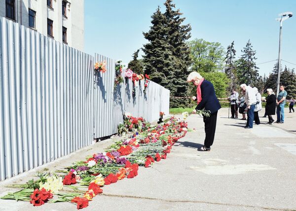 Участники акции в память о погибших при пожаре в Доме профсоюзов на площади Куликово поле в Одессе. 2 мая 2017 года Участники акции в память о погибших при пожаре в Доме профсоюзов на площади Куликово поле в Одессе. 2 мая 2017 года