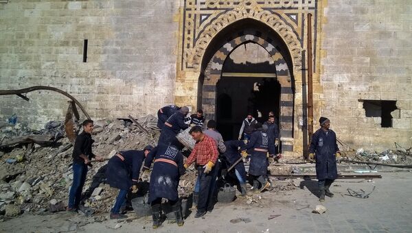 Горожане во время уборки на улице в районе Аль Назирия в сирийском Алеппо. Архивное фото Горожане во время уборки на улице в районе Аль Назирия в сирийском Алеппо. Архивное фото