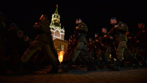 Военнослужащие на репетиции парада Победы на Красной площади в Москве Военнослужащие на репетиции парада Победы на Красной площади в Москве
