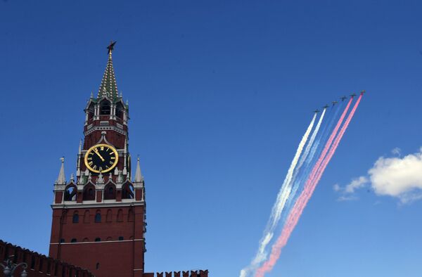 Штурмовики Су-25 БМ пролетают над Красной площадью во время репетиции воздушной части парада Победы Штурмовики Су-25 БМ пролетают над Красной площадью во время репетиции воздушной части парада Победы