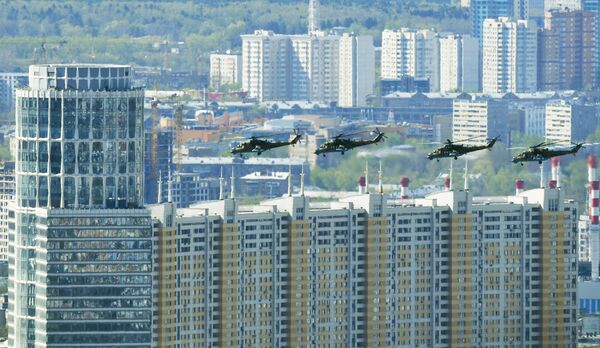 Ударные вертолеты Ми-35 на репетиции воздушной части парада Победы в Москве Ударные вертолеты Ми-35 на репетиции воздушной части парада Победы в Москве