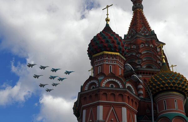 Истребители Су-35, Су-27 и Су-34 пролетают над Красной площадью во время репетиции воздушной части парада Победы Истребители Су-35, Су-27 и Су-34 пролетают над Красной площадью во время репетиции воздушной части парада Победы