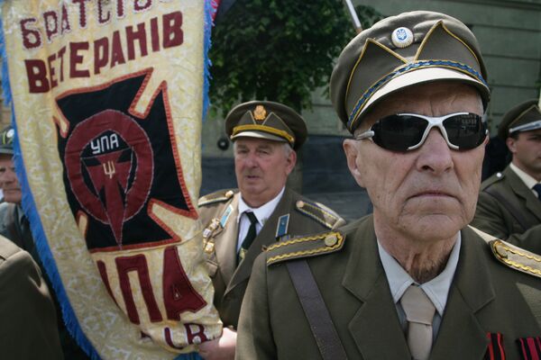Ветераны УПА во время празднования Дня Героев у памятника Степану Бандере в центре Львова. 2009 год Ветераны УПА во время празднования Дня Героев у памятника Степану Бандере в центре Львова. 2009 год