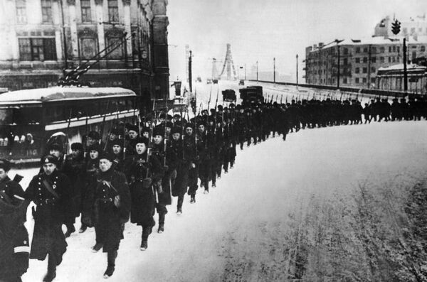 Враг отброшен от Москвы. Резервные войска идут на фронт. Иллюстрация из книги Бессмертный полк Враг отброшен от Москвы. Резервные войска идут на фронт. Иллюстрация из книги Бессмертный полк