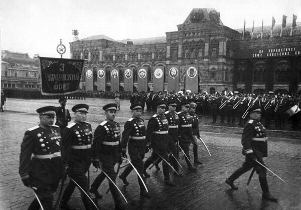 Парад Победы на Красной площади 24 июня 1945. Иллюстрация из книги Бессмертный полк Парад Победы на Красной площади 24 июня 1945. Иллюстрация из книги Бессмертный полк