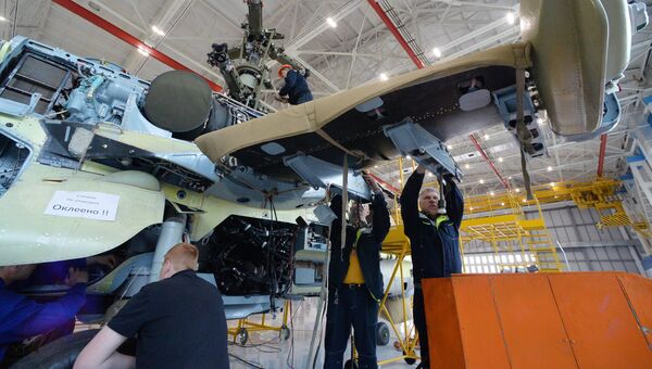 Рабочие в цехе сборки вертолетов Ка-52 Аллигатор на авиационном заводе Прогресс в Приморском крае Рабочие в цехе сборки вертолетов Ка-52 Аллигатор на авиационном заводе Прогресс в Приморском крае