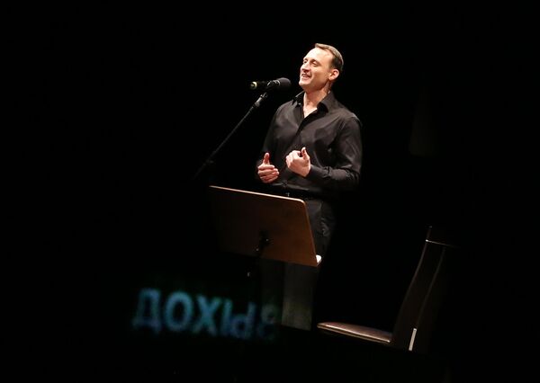 Актер Анатолий Белый во время вечера из цикла Кинопоэзия Актер Анатолий Белый во время вечера из цикла Кинопоэзия