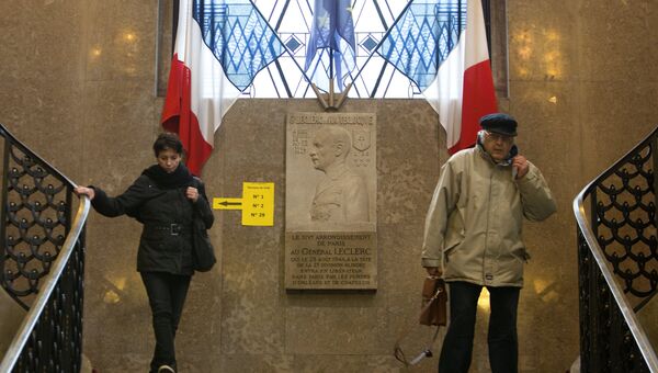 Избиратели после голосования на избирательном участке в Париже во время второго тура президентских выборов во Франции Избиратели после голосования на избирательном участке в Париже во время второго тура президентских выборов во Франции