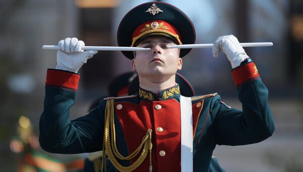 Военнослужащие на генеральной репетиции военного парада в Москве. Архивное фото Военнослужащие на генеральной репетиции военного парада в Москве. Архивное фото