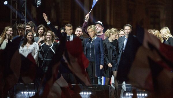 Лидер движения En Marche Эммануэль Макрон (в центре), победивший на президентских выборах во Франции, во время своей победной речи перед Лувром в Париже Лидер движения En Marche Эммануэль Макрон (в центре), победивший на президентских выборах во Франции, во время своей победной речи перед Лувром в Париже