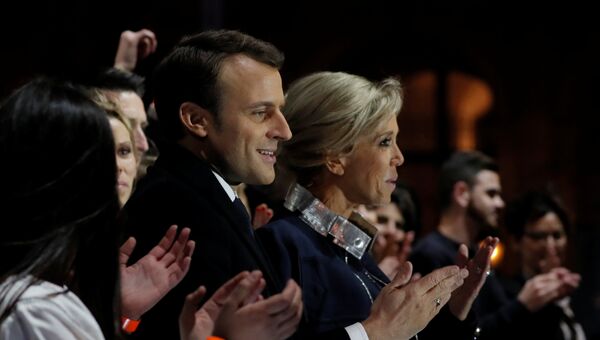 Лидер движения En Marche Эммануэль Макрон с женой празднуют победу на президентских выборах перед Лувром в Париже Лидер движения En Marche Эммануэль Макрон с женой празднуют победу на президентских выборах перед Лувром в Париже
