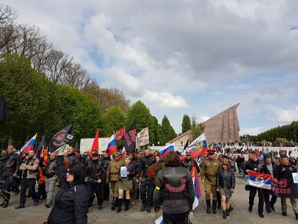 Несколько тысяч человек возложили утром цветы к советскому мемориалу в Трептов-парк в Берлине Несколько тысяч человек возложили утром цветы к советскому мемориалу в Трептов-парк в Берлине