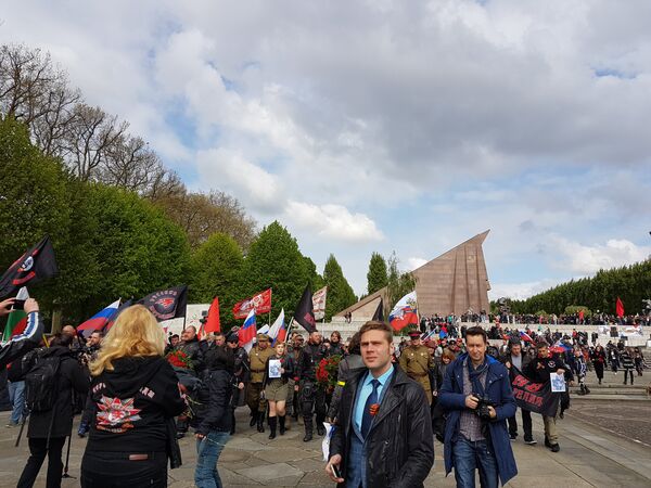 Несколько тысяч человек возложили утром цветы к советскому мемориалу в Трептов-парк в Берлине Несколько тысяч человек возложили утром цветы к советскому мемориалу в Трептов-парк в Берлине
