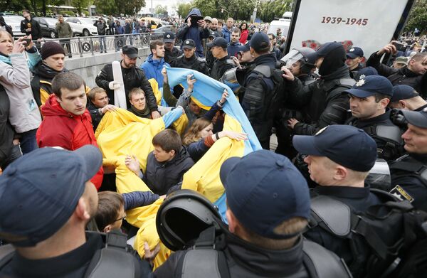 Сотрудники полиции блокируют людей, пытавшихся сорвать акцию Бессмертный полк в Киеве Сотрудники полиции блокируют людей, пытавшихся сорвать акцию Бессмертный полк в Киеве