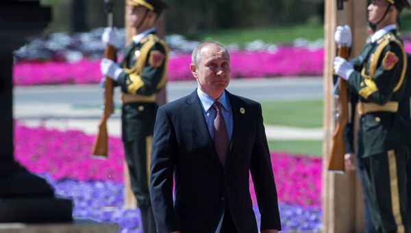 Президент РФ Владимир Путин перед церемонией официальной встречи председателем КНР Си Цзиньпинем глав делегаций - участников Международного форума Один пояс, один путь у конгресс-центра Яньциху Президент РФ Владимир Путин перед церемонией официальной встречи председателем КНР Си Цзиньпинем глав делегаций - участников Международного форума Один пояс, один путь у конгресс-центра Яньциху
