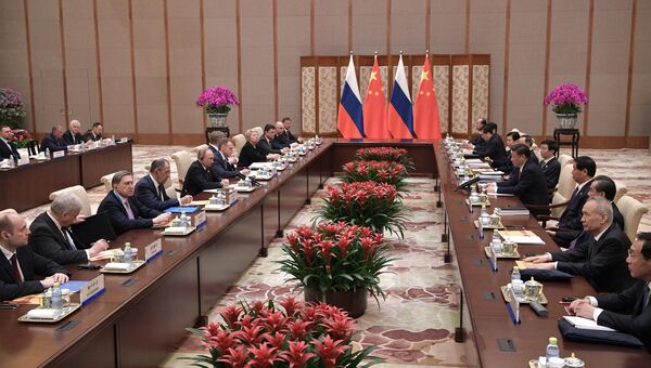 Президент РФ Владимир Путин и председатель КНР Си Цзиньпин во время российско-китайских переговоров в рамках Международного форума Один пояс, один путь. 14 мая 2017 Президент РФ Владимир Путин и председатель КНР Си Цзиньпин во время российско-китайских переговоров в рамках Международного форума Один пояс, один путь. 14 мая 2017