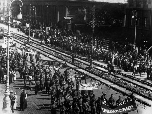 Демонстрация рабочих и солдат под большевистскими лозунгами. Петроград, 18 июня 1917 года Демонстрация рабочих и солдат под большевистскими лозунгами. Петроград, 18 июня 1917 года