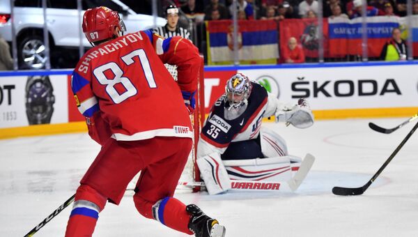 Игрок сборной России Вадим Щипачев и вратарь сборной США Джимми Ховард в матче группового этапа чемпионата мира по хоккею 2017 между сборными командами России и США Игрок сборной России Вадим Щипачев и вратарь сборной США Джимми Ховард в матче группового этапа чемпионата мира по хоккею 2017 между сборными командами России и США