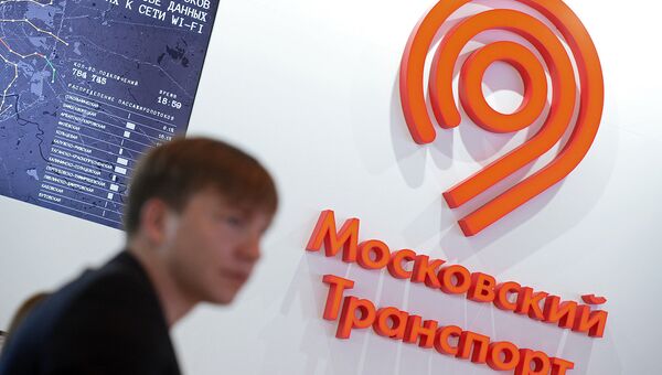 Посетитель у стенда Московский транспорт. Архивное фото Посетитель у стенда Московский транспорт. Архивное фото
