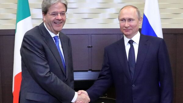 Президент РФ Владимир Путин и председатель Совета министров Италии Паоло Джентилони во время встречи. 17 мая 2017 Президент РФ Владимир Путин и председатель Совета министров Италии Паоло Джентилони во время встречи. 17 мая 2017