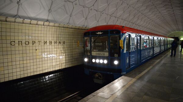 Поезд на станции метро Спортивная в Москве