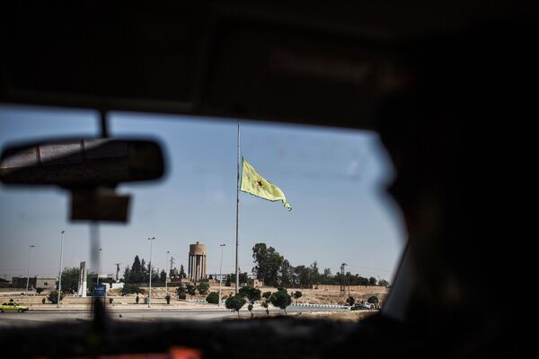 Флаг сил самообороны сирийских курдов (YPG) в провинции Ракка недалеко от границы с Турцией Флаг сил самообороны сирийских курдов (YPG) в провинции Ракка недалеко от границы с Турцией