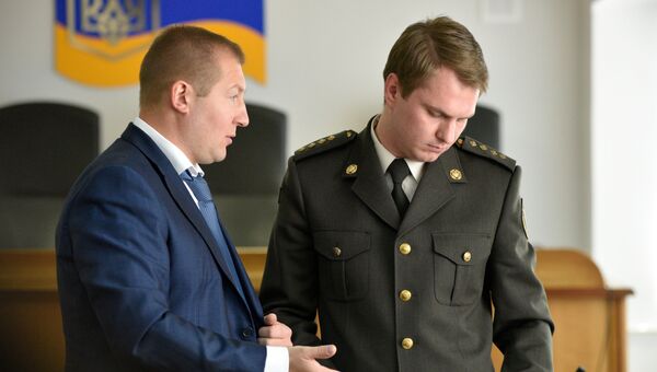 Адвокат Виктора Януковича Виталий Сердюк (слева) и военный прокурор генеральной прокуратуры Украины Руслан Кравченко. Архивное фото Адвокат Виктора Януковича Виталий Сердюк (слева) и военный прокурор генеральной прокуратуры Украины Руслан Кравченко. Архивное фото