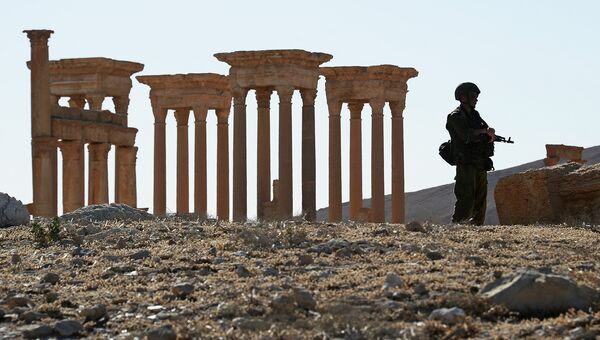 Военнослужащий РФ в исторической части Пальмиры. Архивное фото Военнослужащий РФ в исторической части Пальмиры. Архивное фото