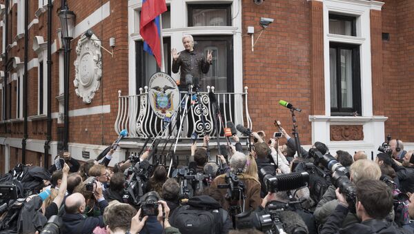 Сооснователь WikiLeaks Джулиан Ассанж на балконе здания посольства Эквадора в Лондоне. 19 мая 2017 Сооснователь WikiLeaks Джулиан Ассанж на балконе здания посольства Эквадора в Лондоне. 19 мая 2017
