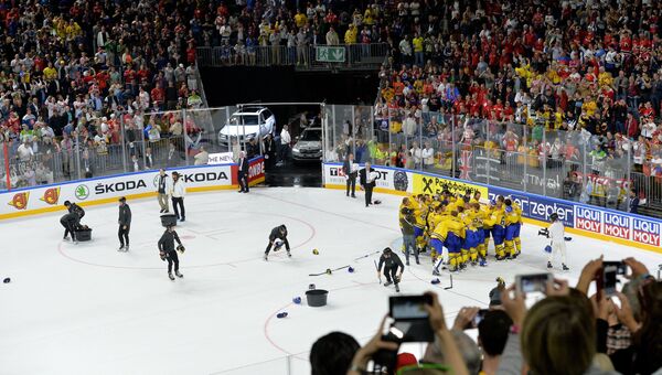 Игроки сборной Швеции радуются победе в финальном матче чемпионата мира по хоккею 2017 между сборными командами Канады и Швеции Игроки сборной Швеции радуются победе в финальном матче чемпионата мира по хоккею 2017 между сборными командами Канады и Швеции