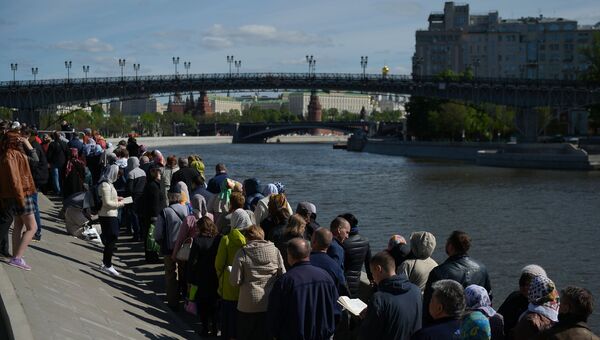 Верующие стоят в очереди к храму Христа Спасителя, где находится ковчег с мощами святителя Николая Чудотворца Верующие стоят в очереди к храму Христа Спасителя, где находится ковчег с мощами святителя Николая Чудотворца