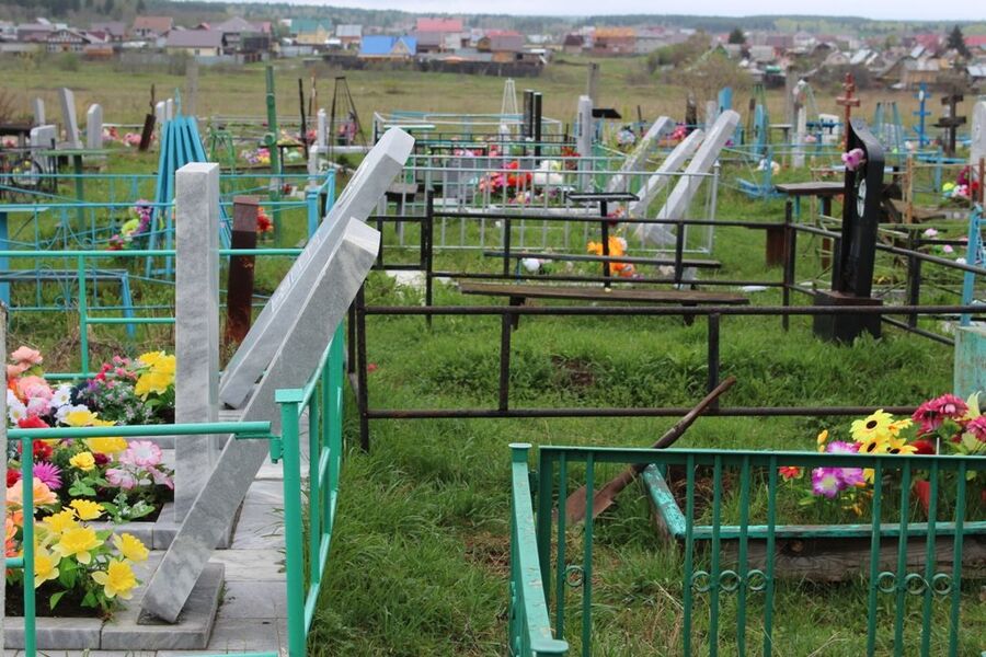 На Урале школьники разгромили 150 надгробий на кладбище, занимаясь паркуром На Урале школьники разгромили 150 надгробий на кладбище, занимаясь паркуром