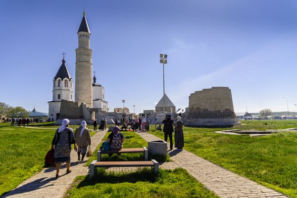 Верующие идут к городищу Булгар Верующие идут к городищу Булгар