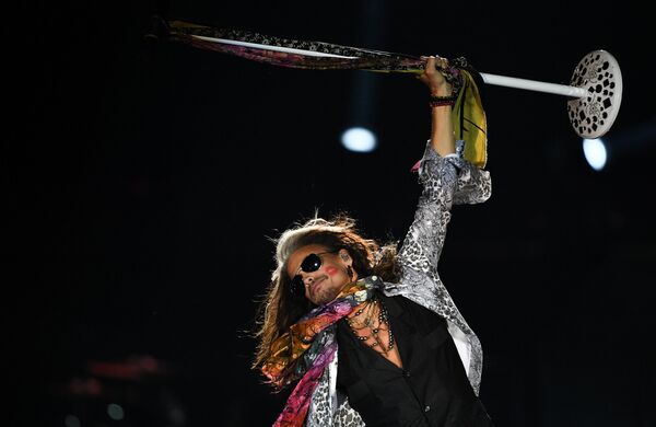 Солист американской группы Aerosmith Стивен Тайлер во время концерта в спорткомплексе Олимпийский в Москве Солист американской группы Aerosmith Стивен Тайлер во время концерта в спорткомплексе Олимпийский в Москве