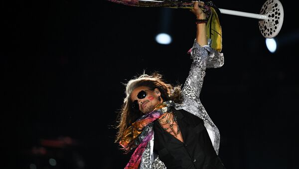 Солист американской группы Aerosmith Стивен Тайлер во время концерта в спорткомплексе Олимпийский в Москве Солист американской группы Aerosmith Стивен Тайлер во время концерта в спорткомплексе Олимпийский в Москве