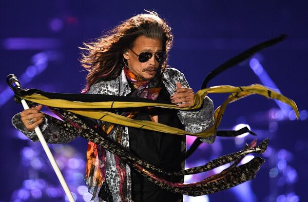 Солист американской группы Aerosmith Стивен Тайлер во время концерта в спорткомплексе Олимпийский в Москве Солист американской группы Aerosmith Стивен Тайлер во время концерта в спорткомплексе Олимпийский в Москве