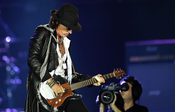 Гитарист американской группы Aerosmith Джо Перри во время концерта в спорткомплексе Олимпийский в Москве Гитарист американской группы Aerosmith Джо Перри во время концерта в спорткомплексе Олимпийский в Москве