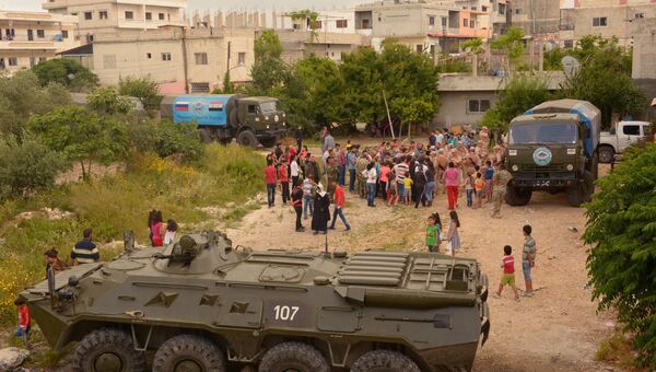 Российские военнослужащие раздают гуманитарную помощь. Архивное фото Российские военнослужащие раздают гуманитарную помощь. Архивное фото