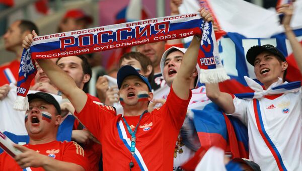 Российские болельщики на стадионе Мейски в Вроцлаве перед матчем группового этапа Чемпионата Европы по футболу между сборными командами России и Чехии Российские болельщики на стадионе Мейски в Вроцлаве перед матчем группового этапа Чемпионата Европы по футболу между сборными командами России и Чехии