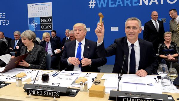 Генсек НАТО Йенс Столтенберг и президент США Дональд Трамп на саммите НАТО в Брюсселе Генсек НАТО Йенс Столтенберг и президент США Дональд Трамп на саммите НАТО в Брюсселе