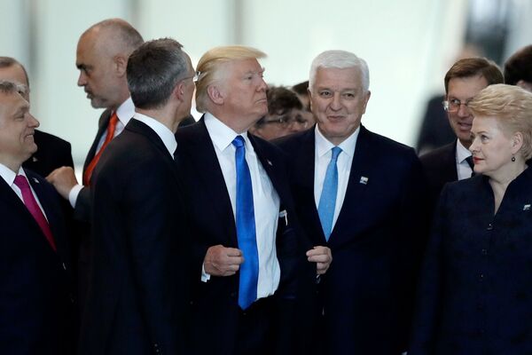 Президент США Дональд Трамп и премьер-министр Черногории Душко Маркович на саммите НАТО в Брюсселе Президент США Дональд Трамп и премьер-министр Черногории Душко Маркович на саммите НАТО в Брюсселе