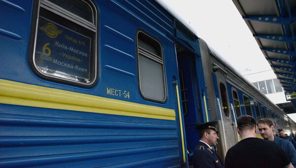 Поезд Киев-Москва на перроне Центрального железнодорожного вокзала в Киеве Поезд Киев-Москва на перроне Центрального железнодорожного вокзала в Киеве