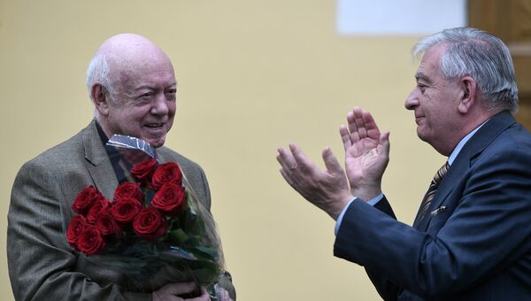 Президент Ассоциации художников театра, кино и телевидения Москвы, художник Борис Мессерер (слева) на церемонии вручения Новой Пушкинской премии-2017 в Москве Президент Ассоциации художников театра, кино и телевидения Москвы, художник Борис Мессерер (слева) на церемонии вручения Новой Пушкинской премии-2017 в Москве