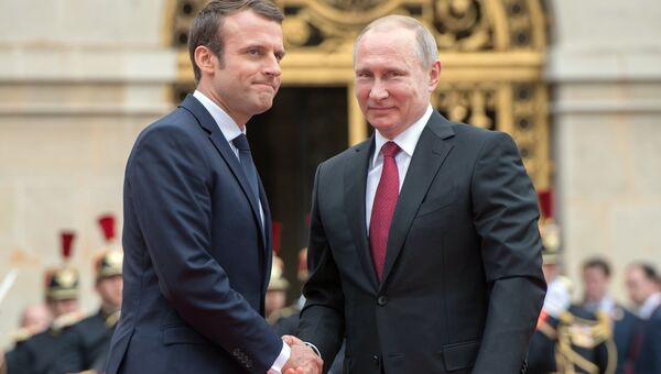 Президент России Владимир Путин и президент Франции Эммануэль Макрон во время встречи в Париже. 29 мая 2017 Президент России Владимир Путин и президент Франции Эммануэль Макрон во время встречи в Париже. 29 мая 2017