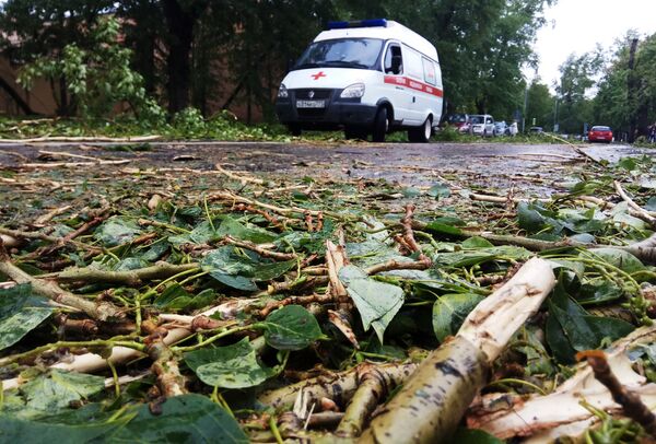 Автомобиль скорой помощи на одной из улиц Москвы Автомобиль скорой помощи на одной из улиц Москвы