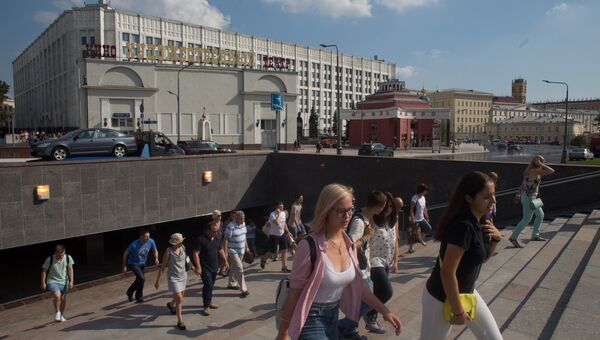 Прохожие на Арбатской площади в Москве Прохожие на Арбатской площади в Москве
