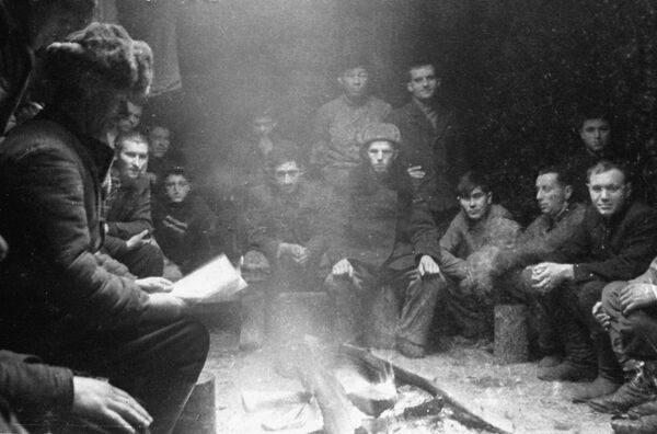 Глава партизанского отряда Дмитрий Николаевич Медведев читает сводку Совинформбюро Глава партизанского отряда Дмитрий Николаевич Медведев читает сводку Совинформбюро