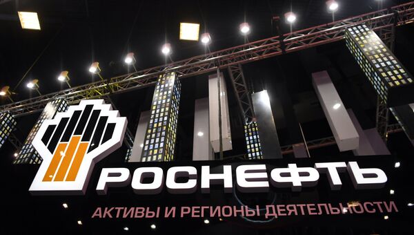 Фрагмент стенда компании Роснефть накануне открытия международного экономического форума 2017 Фрагмент стенда компании Роснефть накануне открытия международного экономического форума 2017