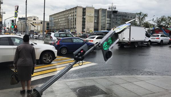 Светофор, поврежденный в результате урагана, в районе Тверской улицы в Москве Светофор, поврежденный в результате урагана, в районе Тверской улицы в Москве