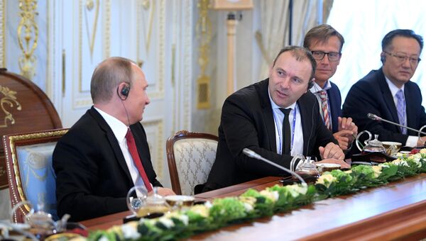 Президент РФ Владимир Путин во время встречи с представителями мировых информационных агентств. 1 июня 2017 Президент РФ Владимир Путин во время встречи с представителями мировых информационных агентств. 1 июня 2017